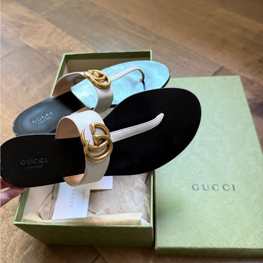 Gucci White Leather Thong Sandals with Gold Double G